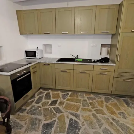 The Donkey House, Pragmatefti * Λεωνίδιο