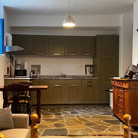 بيت للعطل The Donkey House, Pragmatefti